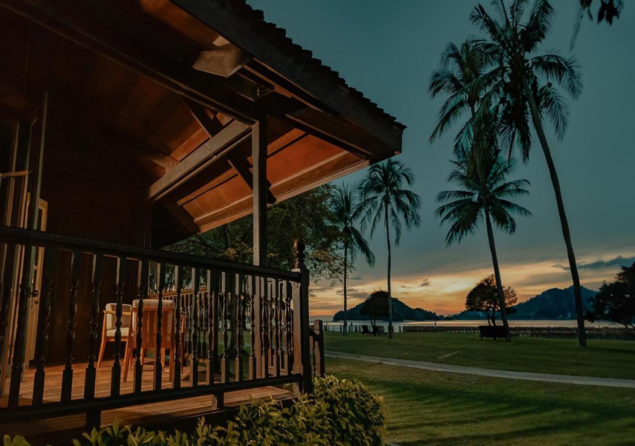 Pelangi Beach Resort & Spa, Langkawi Λανγκάουι Εξωτερικό φωτογραφία Sunset at the resort