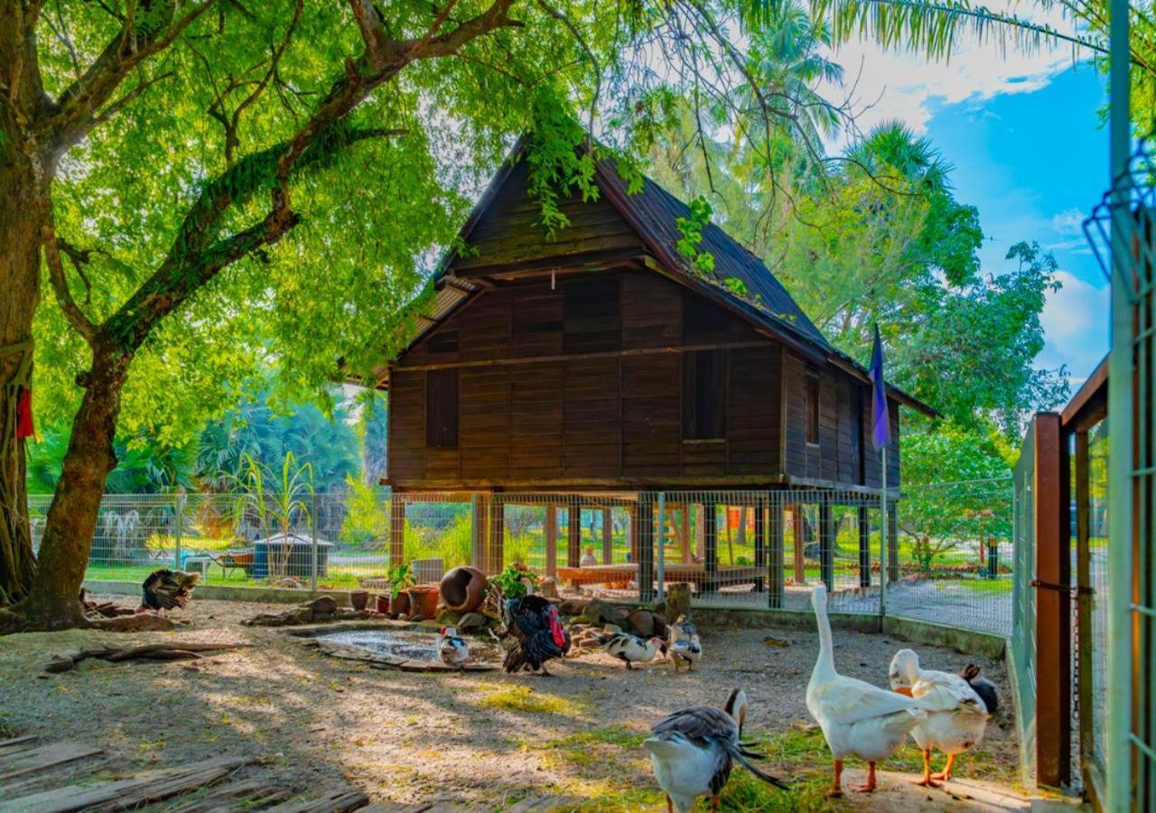 Pelangi Beach Resort & Spa, Langkawi Λανγκάουι Εξωτερικό φωτογραφία A traditional house in the village