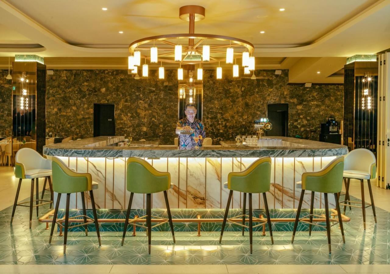 Pelangi Beach Resort & Spa, Langkawi Λανγκάουι Εξωτερικό φωτογραφία The bar at the lobby