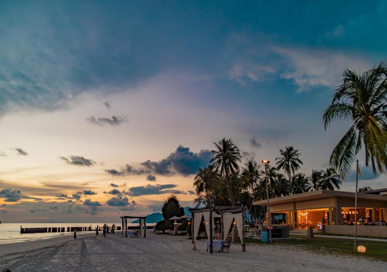 Pelangi Beach Resort & Spa, Langkawi Λανγκάουι Εξωτερικό φωτογραφία Sunset at the beach