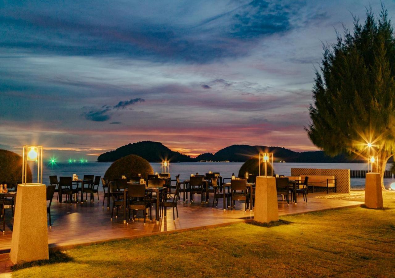 Pelangi Beach Resort & Spa, Langkawi Λανγκάουι Εξωτερικό φωτογραφία Sunset at the beach