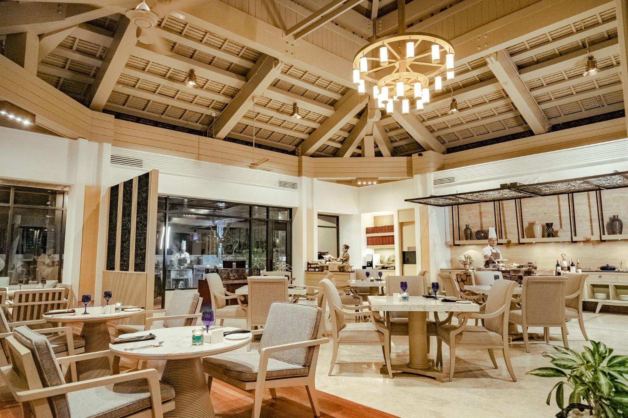 Pelangi Beach Resort & Spa, Langkawi Λανγκάουι Εξωτερικό φωτογραφία The interior of the restaurant